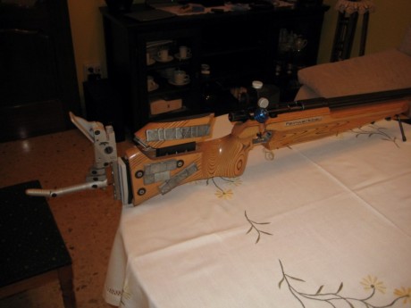 Hola, vendo carabina 22 LR Feinwerkbau 2700 Universal  culata de madera. 1100 euros más portes.La carabina 12