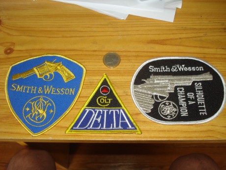 Vendo estos tres (3) parches de tela, Smith&Wesson y Colt Delta, riguroso estreno, 12 euros el juego, 00