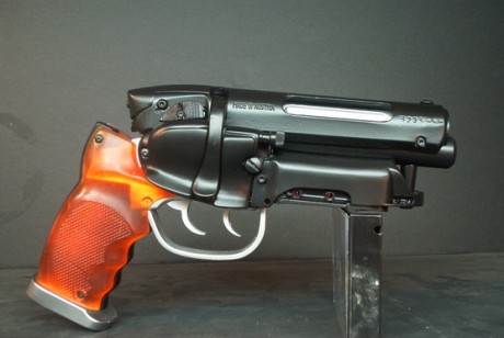 Paseando por Internet encontré esta arma con un diseño aparte de futurista muy curiosa. 00