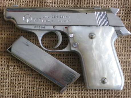 Pistola cromada  FAST en cal 6,35 mm fabricada por  E A siglas de Echave y Arizamendi  (Eibar) en los 00
