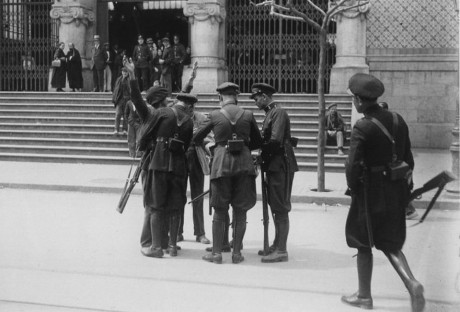  Buen corto !! pero hay una gran pega!! esos uniformes ni siquiera son españoles y esas escopetas de caza 172