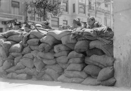  Buen corto !! pero hay una gran pega!! esos uniformes ni siquiera son españoles y esas escopetas de caza 170