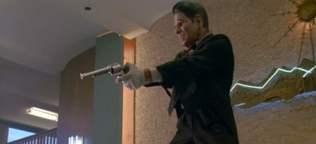 Compañeros,

En vista de las ganas de algunos (Elcafe, Wilcow, Vrakk, etc) por adivinar armas de películas 120