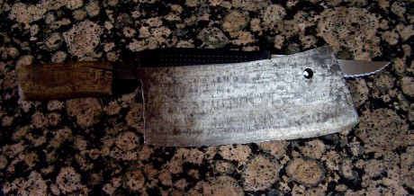 Hola:

En primer lugar debo decir que considero estos cuchillos veteranos, de cocina, de matadero, de 60