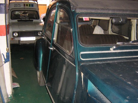 Pues eso colegas, que un conocido mio tiene el 2CV de las fotos en una parcela de Albacete y si de aquí 12