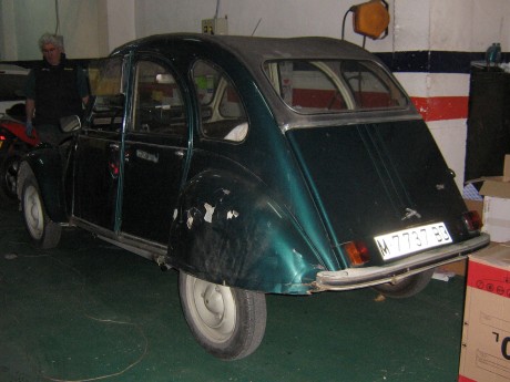 Pues eso colegas, que un conocido mio tiene el 2CV de las fotos en una parcela de Albacete y si de aquí 10