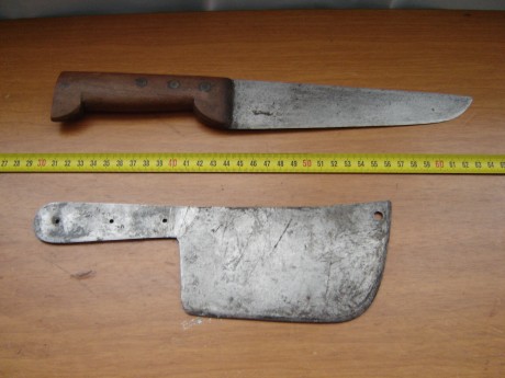 Hola:

En primer lugar debo decir que considero estos cuchillos veteranos, de cocina, de matadero, de 122