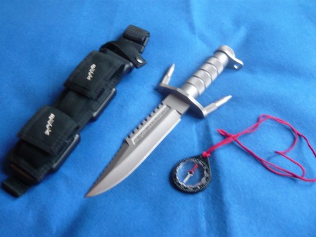 Buenas de nuevo, compañeros:

Os quiero presentar una de mis piezas preferidas, el cuchillo   Buckmaster 81
