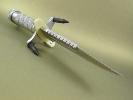 Buenas de nuevo, compañeros:

Os quiero presentar una de mis piezas preferidas, el cuchillo   Buckmaster 112