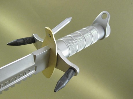 Buenas de nuevo, compañeros:

Os quiero presentar una de mis piezas preferidas, el cuchillo   Buckmaster 111