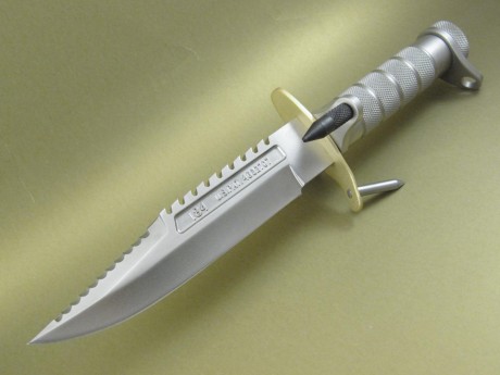 Buenas de nuevo, compañeros:

Os quiero presentar una de mis piezas preferidas, el cuchillo   Buckmaster 110