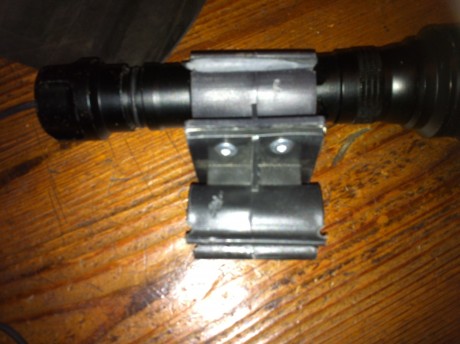 Hace unos dias un amigo me regalo un soporte para el foco. Es muy ligero, facil de intalar, muy, muy barato 11