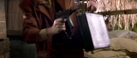 Compañeros,

En vista de las ganas de algunos (Elcafe, Wilcow, Vrakk, etc) por adivinar armas de películas 00