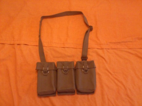 Vendo portacargadores antiguos del fusil FAL del ejercito ingles en lona gruesa verde. El precio son 20 01
