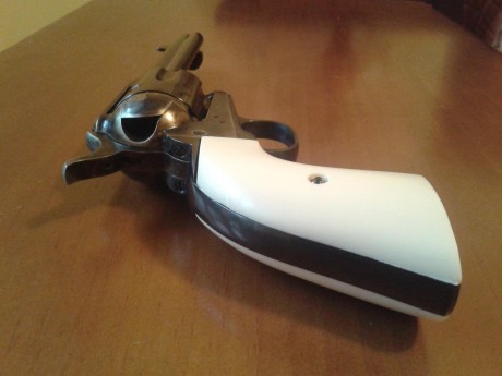 Hace unos días recibí unas cachas, imitación a madreperla, que le compré al compañero Javichín, para mi 62