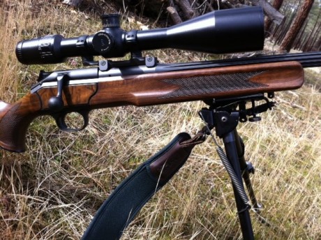 impresionante rifle de caza a larga distancia casi nuevo.
lujo, madera nogal grado 3 con pletinas de madera 00