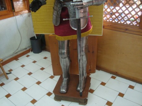 Hola, vendo réplica de armadura medieval, tamaño real.
Tambien vendo un casco, fotos mas abajo. 

saludos 02