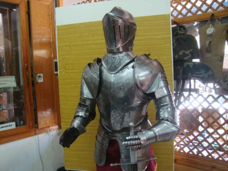 Hola, vendo réplica de armadura medieval, tamaño real.
Tambien vendo un casco, fotos mas abajo. 

saludos 01