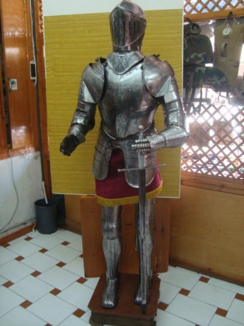 Hola, vendo réplica de armadura medieval, tamaño real.
Tambien vendo un casco, fotos mas abajo. 

saludos 00