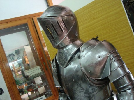 Hola, vendo réplica de armadura medieval, tamaño real.
Tambien vendo un casco, fotos mas abajo. 

saludos 10
