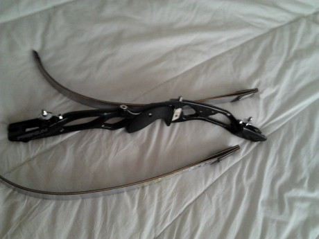 Ayer mismo pasé por la arquería y, siguiendo las recomendaciones de mi instructor, compré mi primer arco. 52