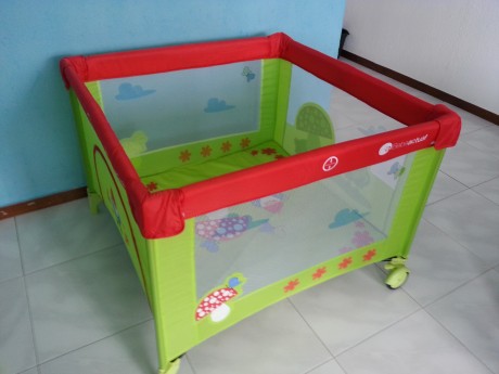 Parque infantil más grande que el típico. Medidas 105105x77cm ancho x largo x alto. La altura interior 02