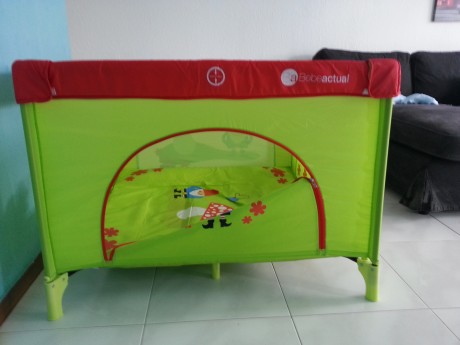 Parque infantil más grande que el típico. Medidas 105105x77cm ancho x largo x alto. La altura interior 01