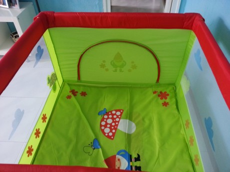 Parque infantil más grande que el típico. Medidas 105105x77cm ancho x largo x alto. La altura interior 00