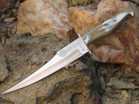 Un cuchillo, aunque no muy visto, de todos conocido, es el Macho Riojano.
Un cuchillo que se usaba tanto 41