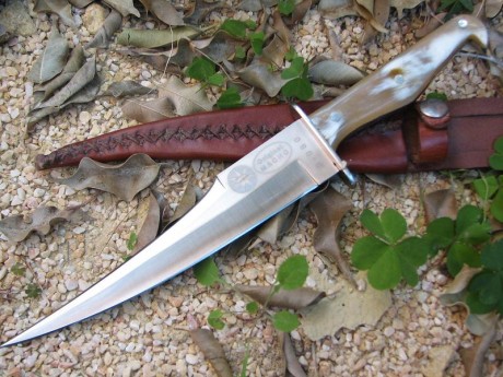 Un cuchillo, aunque no muy visto, de todos conocido, es el Macho Riojano.
Un cuchillo que se usaba tanto 40