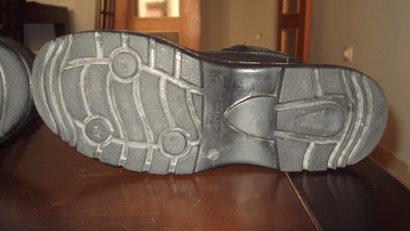 Vendo estos dos pares de botas de seguridad, una es de caña corta (SECURITY LINE) TALLA 41 y otra de caña 02