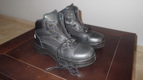 Vendo estos dos pares de botas de seguridad, una es de caña corta (SECURITY LINE) TALLA 41 y otra de caña 00