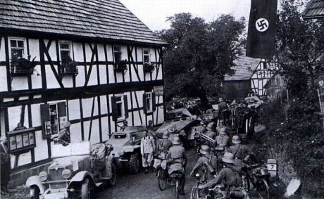 (Introduccion  la ss)                                         la SS era la abreviacion de "Schutz-Staffel" 81