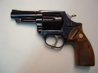 hola compañeros a ver si me pueden ayudar, resulta que un familiar me pasa un revolver ASTRA POLICE MAGNUM 10