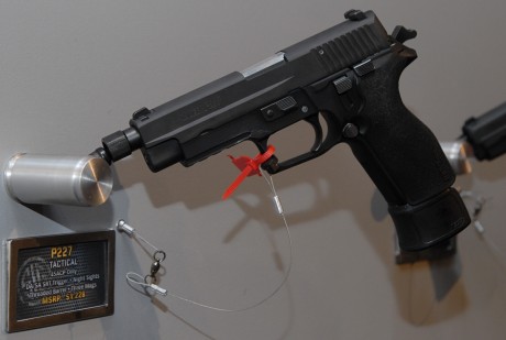 Ha llegado su "P226" en 45 ACP, se llama SIG 227.
Fotos de dos versiones, la que supongo es 01