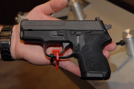 Ha llegado su "P226" en 45 ACP, se llama SIG 227.
Fotos de dos versiones, la que supongo es 10