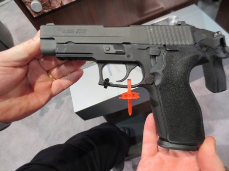 Ha llegado su "P226" en 45 ACP, se llama SIG 227.
Fotos de dos versiones, la que supongo es 00
