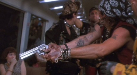 Compañeros,

En vista de las ganas de algunos (Elcafe, Wilcow, Vrakk, etc) por adivinar armas de películas 60
