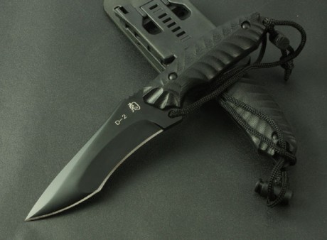 Hola, recientemente un amigo, me ha regalado este cuchillo, desconozco la marca, mod ??...... Os agradezco 01