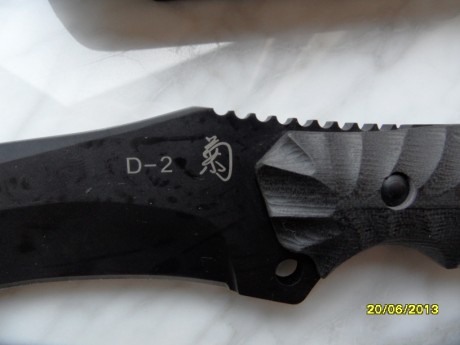 Hola, recientemente un amigo, me ha regalado este cuchillo, desconozco la marca, mod ??...... Os agradezco 00