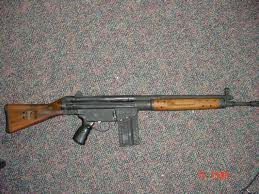 Al ver las fotos,lo poco que se aprecia es como un SA-80 britanico con alza/asa y punto del M16... y sin 60