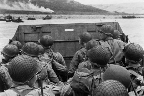 No se si ya ha salido, pero me han pasado este enlace y me ha gustado:

https://blogs.denverpost.com/captured/2009/06/05/the-65th-anniversary-of-d-day-on-the-normandy-beaches/

Que 40