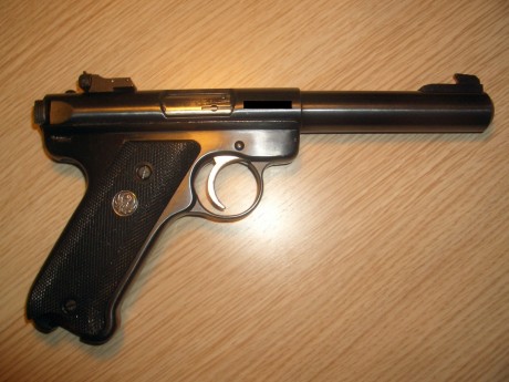 Se vende pistola RUGER Mark II, calibre .22 Long Rifle y un (1) cargador original.-

Estado general del 72