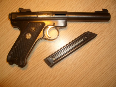 Se vende pistola RUGER Mark II, calibre .22 Long Rifle y un (1) cargador original.-

Estado general del 111