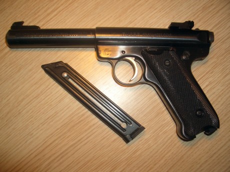 Se vende pistola RUGER Mark II, calibre .22 Long Rifle y un (1) cargador original.-

Estado general del 110