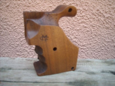 El compañero vende unas cachas anatomicas para el revolver Manurhin, practicamente nuevas, solo probadas 01