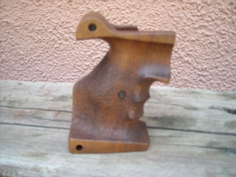 El compañero vende unas cachas anatomicas para el revolver Manurhin, practicamente nuevas, solo probadas 00