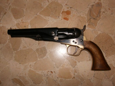 Hola a Todos: acaban de hacerme un regalo y necesito ayuda para identificar el modelo exacto de este revolver.
Fabricante 02