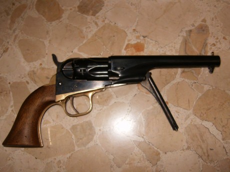 Hola a Todos: acaban de hacerme un regalo y necesito ayuda para identificar el modelo exacto de este revolver.
Fabricante 01