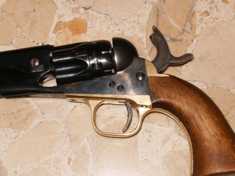 Hola a Todos: acaban de hacerme un regalo y necesito ayuda para identificar el modelo exacto de este revolver.
Fabricante 10